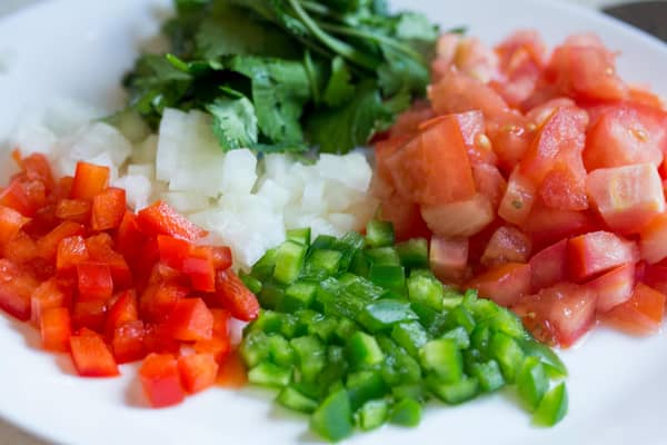 Zöldségek egy tányéron, hagyma, paprika, paradicsom, zeller
