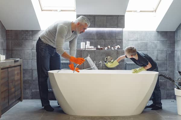 Apa és fia fürdőszobát takarít