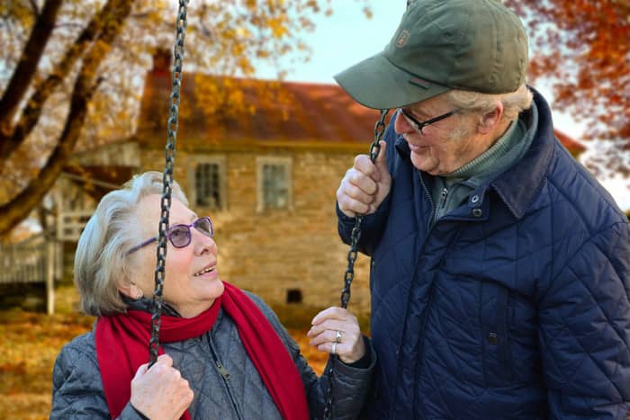 Idős pár a szeretet nyelveit alkalmazva közös hintázáson vesz részt